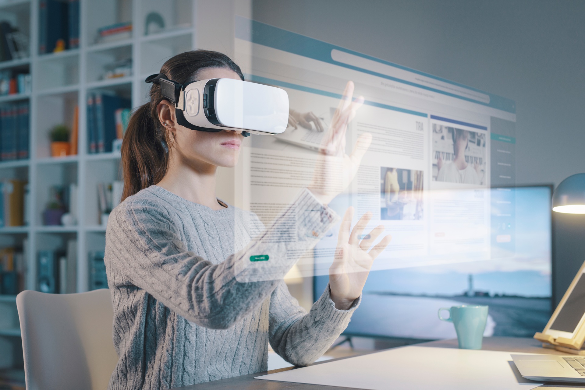 Mitarbeiterin nutzt virtuelle Realität im modernen Büro | Wickelfalzrohr