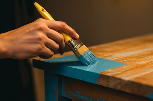 Hand streicht altes Holzmöbel mit blauer Farbe | Schminktisch